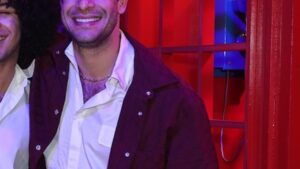 Aos 18 anos, filho de ator da Globo chama atenção ao surgir do tamanho do pai em aparição rara