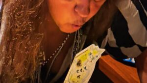 Aos 72 anos, apresentadora faz festa de aniversário com bolo diferentão e jantar sofisticado