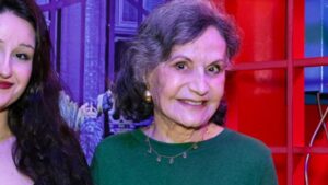 Aos 93 anos, Rosamaria Murtinho faz rara aparição com a neta em noite de espetáculo