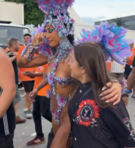 Com look vazado e tapa-mamilo, Virginia Fonseca curte desfiles das campeãs na Sapucaí