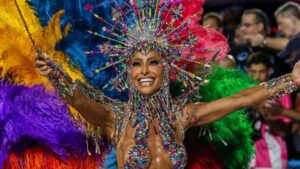 Fantasia de 40 kg e encontro com Paolla Oliveira: veja como foi o desfile de Sabrina Sato