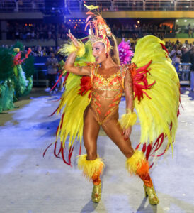 Gabi Martins celebra classificação de Unidos de Vila Isabel no desfile das campeãs do Rio de Janeiro