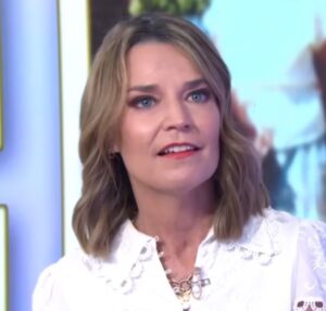 Savannah Guthrie visita memorial improvisado da mãe, Nancy Guthrie, que está desaparecida