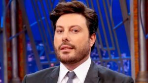 Danilo Gentili renova contrato com o SBT e seguirá no comando do “The Noite”