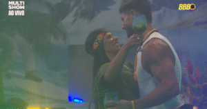 Resumo BBB 26: madrugada tem romance com Jonas e Milena jogando litros de vodca no ralo