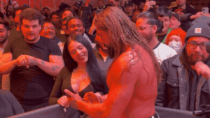 Vídeo: Lutador acerta chute em fã que tirou selfie com rival em evento de wrestling nos EUA