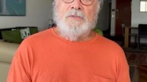 Longe da TV, apresentador de 84 anos abandona a fama para viver no meio do mato