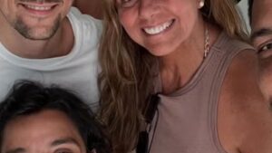 Mãe de trio de galãs da Globo chama atenção ao reunir os filhos em foto rara: ‘Família linda’