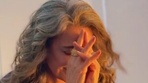 Aos 76 anos, cantora reservada revela relacionamento de longa data com outra mulher