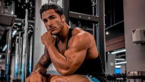 Brasileiro vira assunto em reality mexicano após acordar excitado: “É da Bahia!”