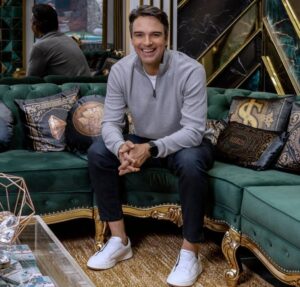 Tadeu Schmidt faz brincadeira e explica discurso feito no BBB26 na eliminação de Babu Santana