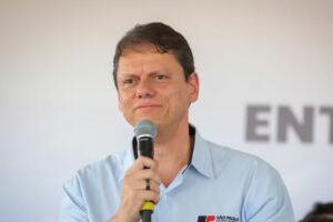 Tarcísio de Freitas “lacra”, mas corre de pergunta sobre vice: “Governador?”