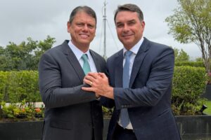 Flávio Bolsonaro e Tarcísio de Freitas fecham aliança por um Brasil próspero