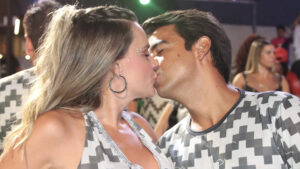 Ex-Paquita faz rara aparição com o marido, que é ex-ator mirim