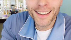 Aos 44 anos, galã das novelas completa 21 anos de casamento com atriz