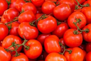 Preço do tomate dispara no Brasil e pressiona inflação em 2026