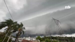 Nuvem gigante ‘engole’ cidade de SC e provoca mudança brusca no tempo; VEJA VÍDEO!