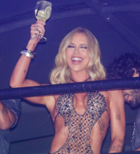 Filho de Viviane Araújo rouba a cena ao acompanhar a mãe no desfile das campeãs do Rio de Janeiro