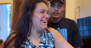 Casal de influenciadores dá casa para mulher que perdeu mãe e filha nas enchentes em MG