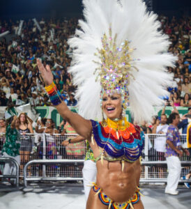 Virgínia Fonseca aposta em look dourado revelador para curtir primeiro dia de desfiles do grupo especial no Rio de Janeiro