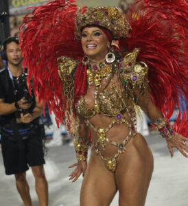 Musa da Vila Isabel, Gabi Martins entra na avenida com fantasia cravejada de pedrarias