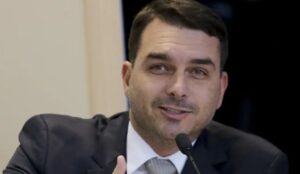 Flávio Bolsonaro debocha utilizando pronome neutro: “todes”