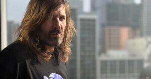 Evan Dando, vocalista da banda Lemonheads, é internado após enviar vídeo íntimo a fã