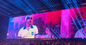 Bad Bunny usa camisa retrô do Brasil da Copa de 1962 em show no Allianz; saiba valor