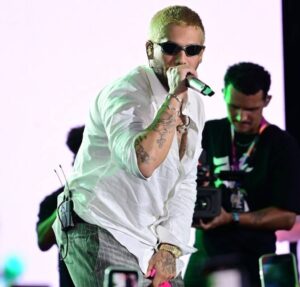 Zé Felipe faz desabafo durante show sobre dormir sozinho: Dá uma vontade de chorar e eu choro