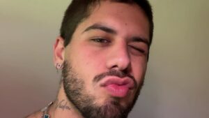 Zé Felipe sofre ‘acidente’ ao mudar de visual e mostra resultado; veja vídeo