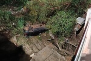 Vídeo mostra carro atingindo moto e poste antes de cair em córrego; Assista!