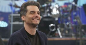 Mistério resolvido: por que Wagner Moura usa duas alianças