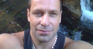 Ex-Polegar tem carro destruído na porta de casa e lamenta prejuízo; veja fotos