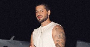 Zé Felipe revela para quem daria flores em show e choca público; veja quem