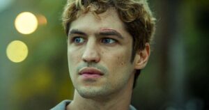 Gabriel Leone evita espelho por um mês para papel; diretor revela