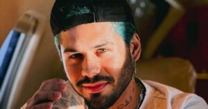 Zé Felipe passa por transformação radical no visual e faz promessa ousada: ‘2 anos sem…’