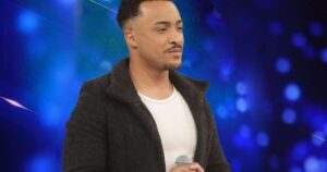 Ex-cantor do Raul Gil chora em estreia de show após cirurgia no cérebro; veja