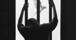 Ator é encontrado morto na prisão após condenação por abuso