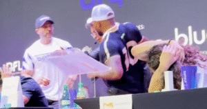 Briga! Davi Brito e Kleber Bambam precisam ser separados durante coletiva de imprensa