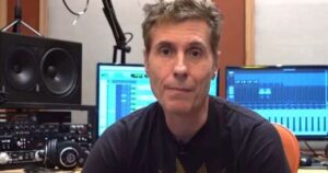 Vocalista do Capital Inicial se emociona e lamenta morte: ‘Me arrastando’