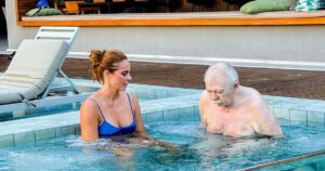 Paolla Oliveira surge com o pai diagnosticado com doença degenerativa e detalhe no corpo da atriz assusta fãs: ‘Me explica?’