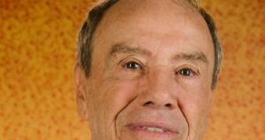 Hoje na Justiça contra as filhas, Stenio Garcia saiu em defesa das herdeiras há 35 anos ao revelar compra de apartamento: ‘Respeito as duas e…’