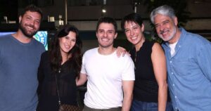 Aparição rara! William Bonner reúne parte da família em noite de teatro e look bem distante do ‘Jornal Nacional’ rouba a cena. Fotos!