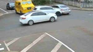 Carro roda na pista após motorista furar preferencial; VEJA VÍDEO!