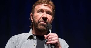‘Não precisei de DNA nem de exames’: pai de cinco, Chuck Norris reconheceu filha fora do casamento 26 anos depois do nascimento; herdeira é fruto de traição e ator admitiu ‘vergonha’