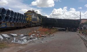 Acidente com trem, carreta e dois carros deixa um ferido; VEJA VÍDEO!