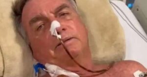 Bolsonaro recebe alta após internação e passa a cumprir prisão domiciliar