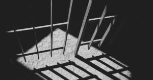 Quem era o ator, preso por abuso, que foi encontrado morto na prisão?