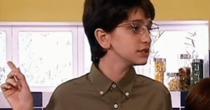 Há 21 anos, esse menino tímido estrelou novela fora da Globo que foi uma escola de atuação para muitos famosos; hoje, é estrela de série TOP 1 da Netflix no mundo