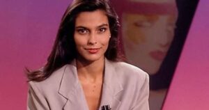 Aparição muito rara! Ex-‘Fantástico’, Valéria Monteiro e filha com diretor da Globo se encontram com mais famosos em festa de teatro. Fotos